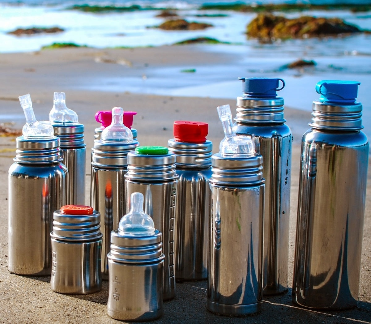 Pura Stainless steel water bottles on the beach